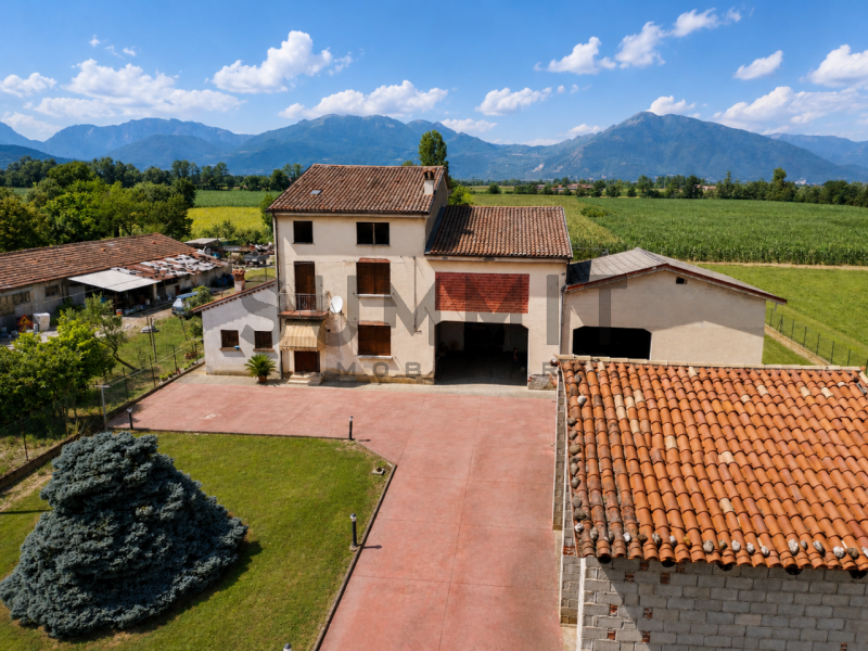 MALO: CASA SINGOLA immersa nel verde con fabbricati accessori e terreno agricolo di circa 8.000 m...