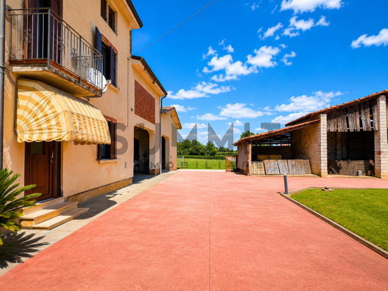 MALO: CASA SINGOLA immersa nel verde con fabbricati accessori e terreno agricolo di circa 8.000 m...