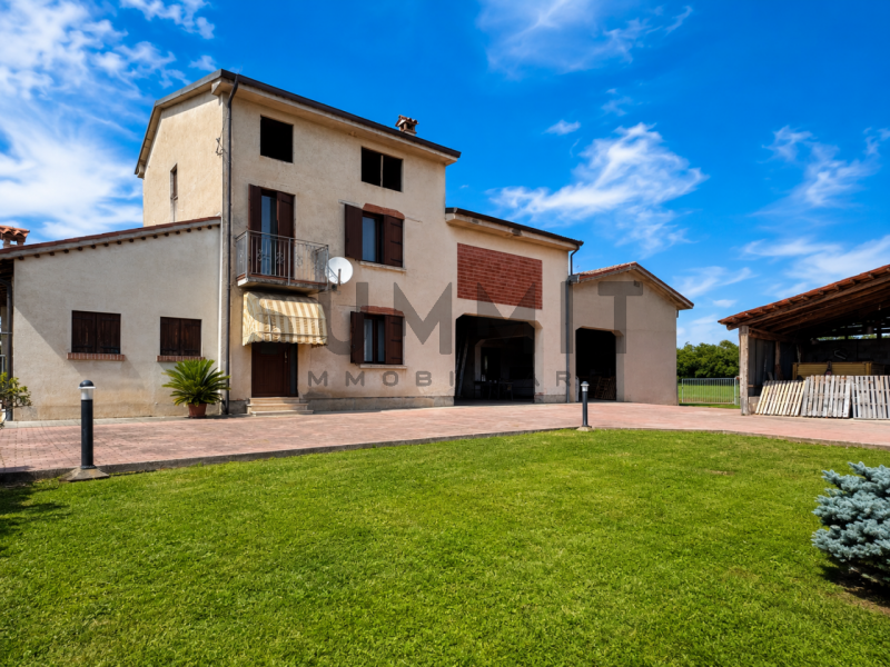 MALO: CASA SINGOLA immersa nel verde con fabbricati accessori e terreno agricolo di circa 8.000 m...