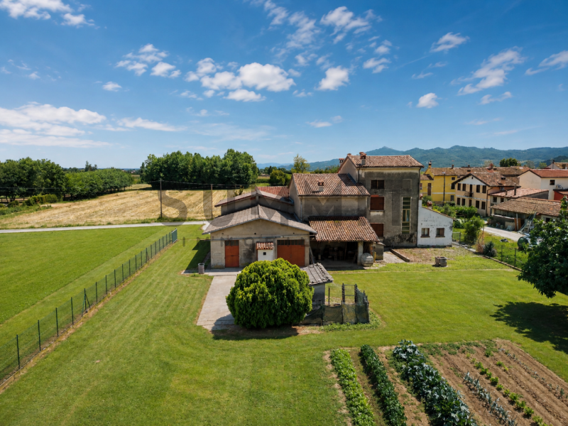 MALO: CASA SINGOLA immersa nel verde con fabbricati accessori e terreno agricolo di circa 8.000 m...