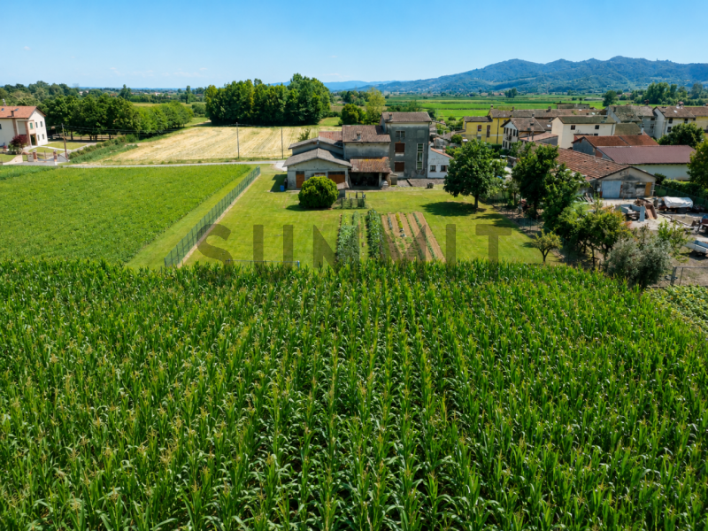 MALO: CASA SINGOLA immersa nel verde con fabbricati accessori e terreno agricolo di circa 8.000 m...