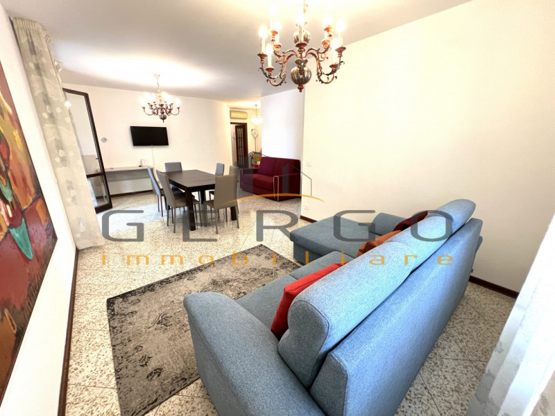 (Per INFO Cristina 3389226442) Splendido appartamento luminosissimo dalle grandi metrature, arred...