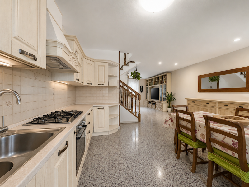 Ad Altavilla Vicentina, in un elegante contesto residenziale immerso nel verde, proponiamo una ra...