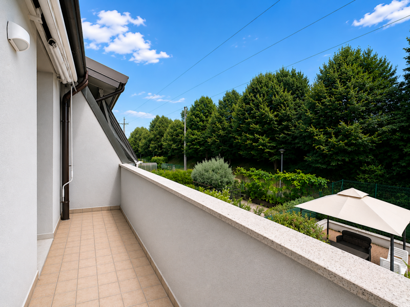 Ad Altavilla Vicentina, in un elegante contesto residenziale immerso nel verde, proponiamo una ra...