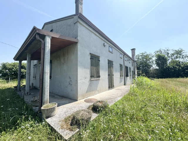 VEGGIANO (PD) Rustico singolo abitabile di mq. 360, con stalla e fienile di mq. 360 da ristruttur...