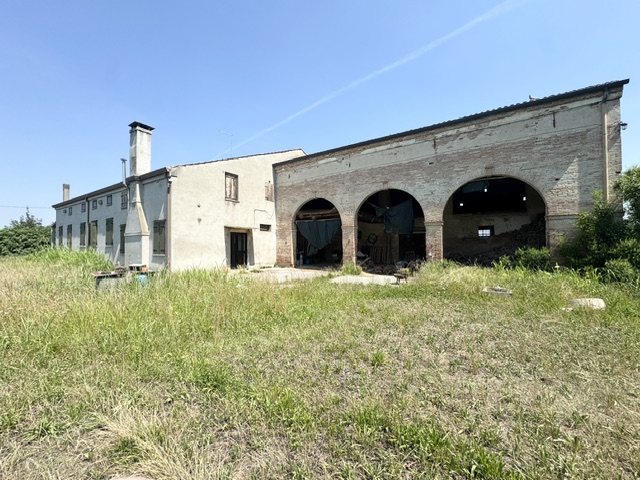 VEGGIANO (PD) Rustico singolo abitabile di mq. 360, con stalla e fienile di mq. 360 da ristruttur...