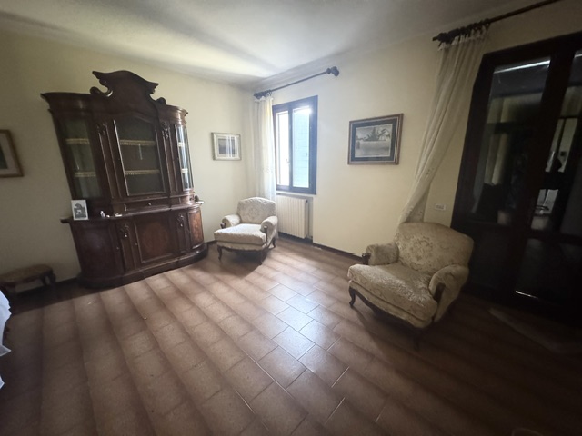 VEGGIANO (PD) Rustico singolo abitabile di mq. 360, con stalla e fienile di mq. 360 da ristruttur...