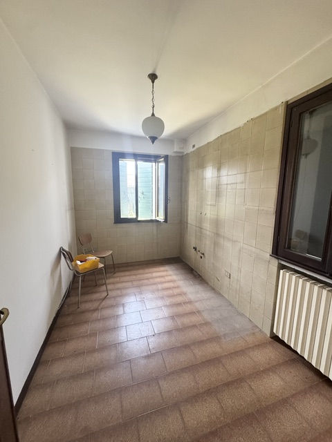 VEGGIANO (PD) Rustico singolo abitabile di mq. 360, con stalla e fienile di mq. 360 da ristruttur...