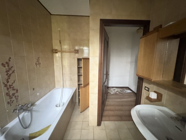 VEGGIANO (PD) Rustico singolo abitabile di mq. 360, con stalla e fienile di mq. 360 da ristruttur...