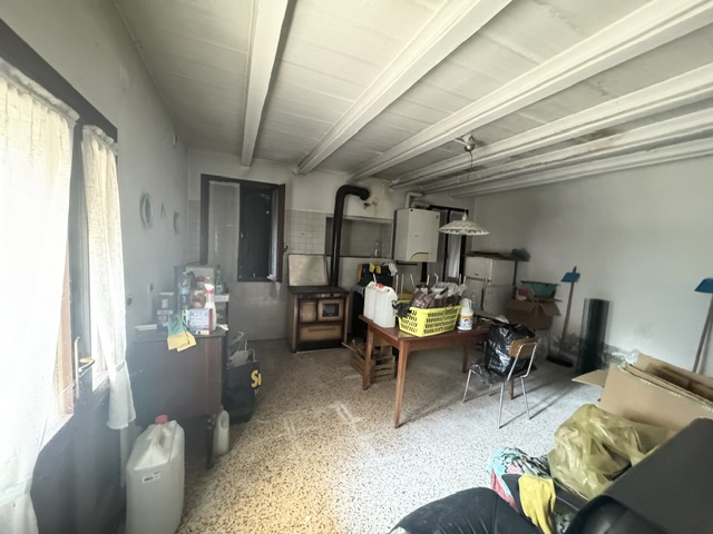 VEGGIANO (PD) Rustico singolo abitabile di mq. 360, con stalla e fienile di mq. 360 da ristruttur...