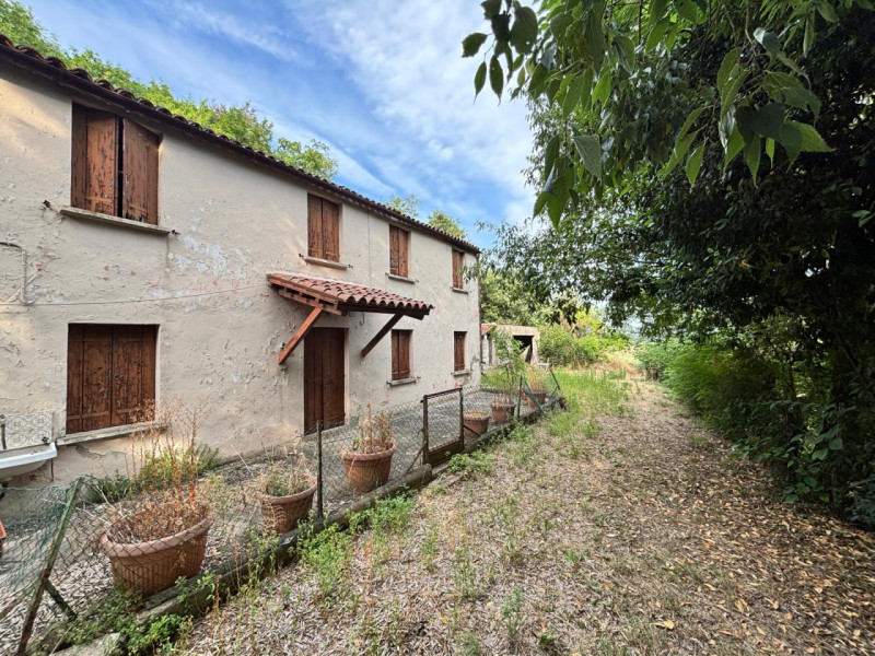 Scopri questo incantevole rustico situato nel cuore di Arquà Petrarca, un comune famoso per la su...