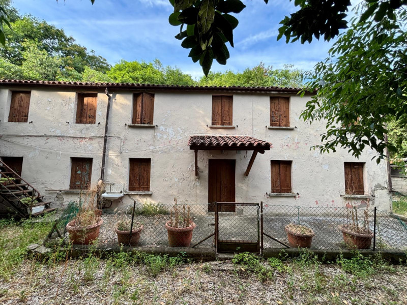Scopri questo incantevole rustico situato nel cuore di Arquà Petrarca, un comune famoso per la su...