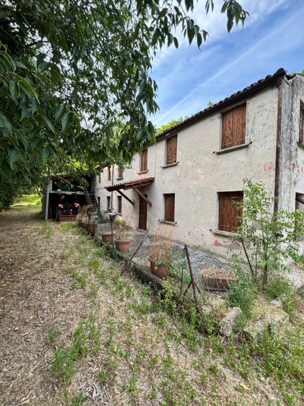 Scopri questo incantevole rustico situato nel cuore di Arquà Petrarca, un comune famoso per la su...