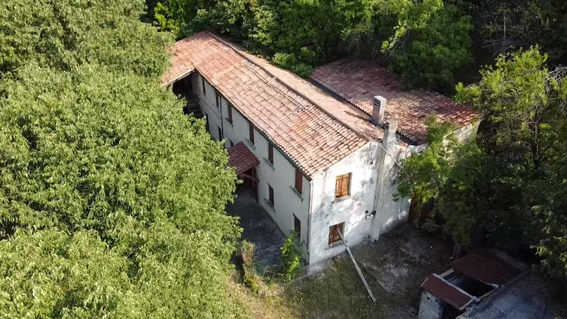 Scopri questo incantevole rustico situato nel cuore di Arquà Petrarca, un comune famoso per la su...