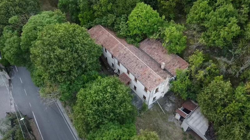 Scopri questo incantevole rustico situato nel cuore di Arquà Petrarca, un comune famoso per la su...