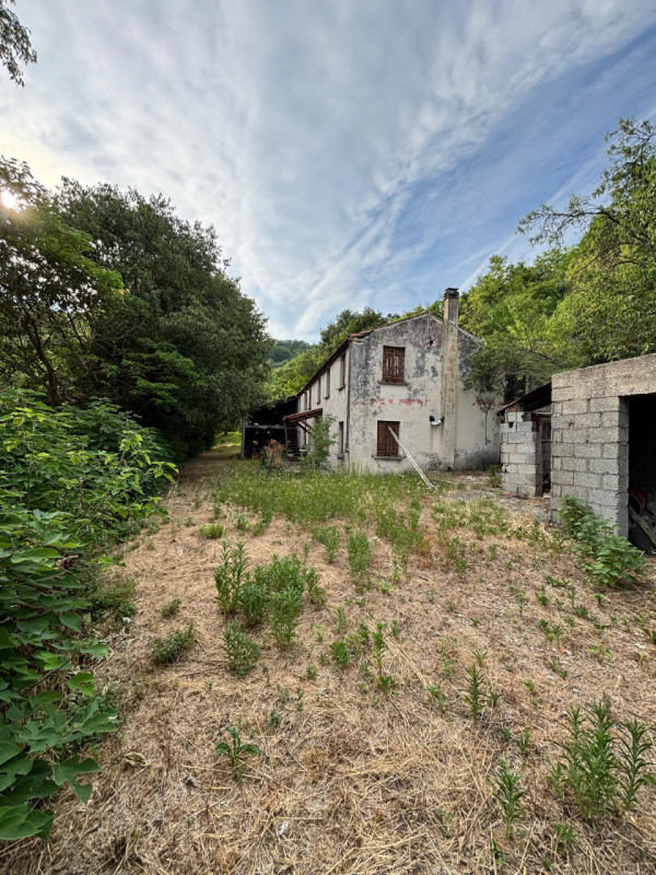 Scopri questo incantevole rustico situato nel cuore di Arquà Petrarca, un comune famoso per la su...
