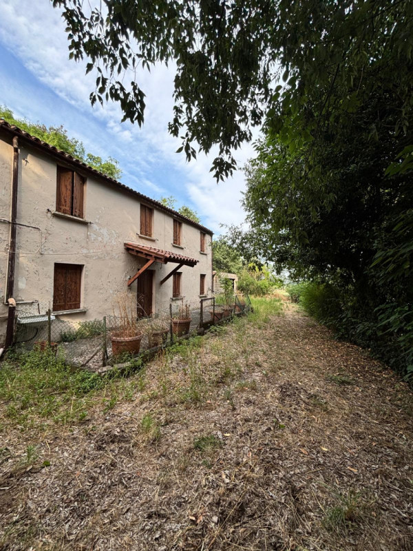 Scopri questo incantevole rustico situato nel cuore di Arquà Petrarca, un comune famoso per la su...