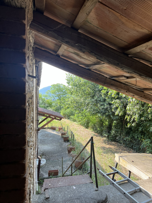 Scopri questo incantevole rustico situato nel cuore di Arquà Petrarca, un comune famoso per la su...
