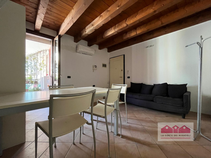 CORSO PADOVA: SILENZIOSO MINI APPARTAMENTO POSTO AL SECONDO PIANO DI UNA PALAZZINA SERVITA DA ASC...