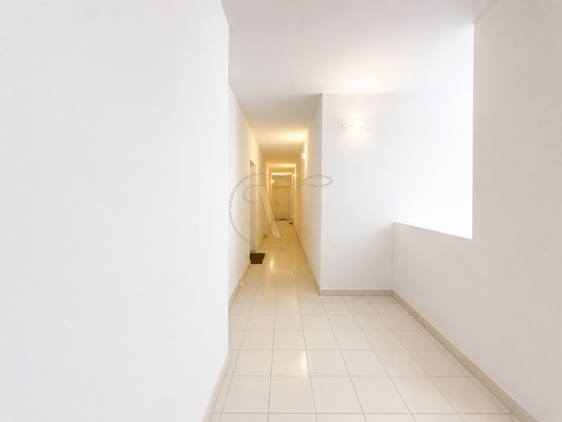 Nel cuore della tranquilla e ricercata zona di Selvazzano Dentro, ti proponiamo un luminoso e mod...