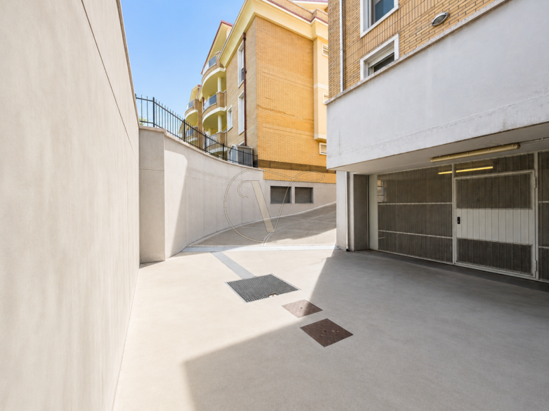 Nel cuore della tranquilla e ricercata zona di Selvazzano Dentro, ti proponiamo un luminoso e mod...