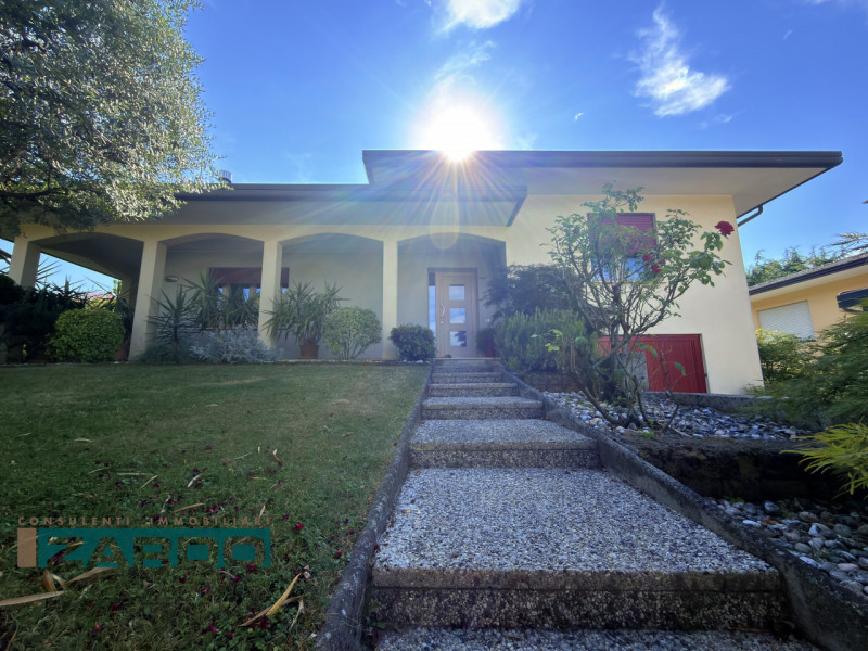 Rif. A-245 (per info G. 350 5383983 | N. 340 9172184 )

Nel cuore di Castello di Godego, in una p...