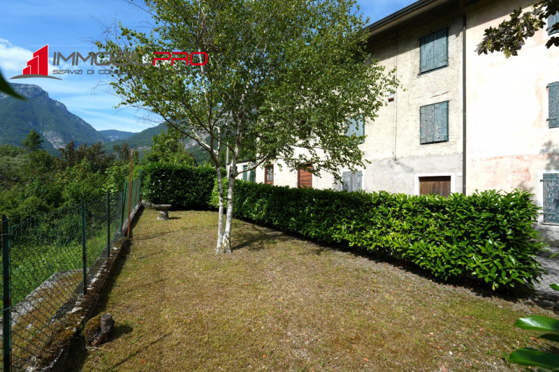Nel cuore della tranquillità di Valdastico proponiamo in vendita una spaziosa casa a schiera di 1...