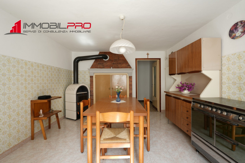 Nel cuore della tranquillità di Valdastico proponiamo in vendita una spaziosa casa a schiera di 1...