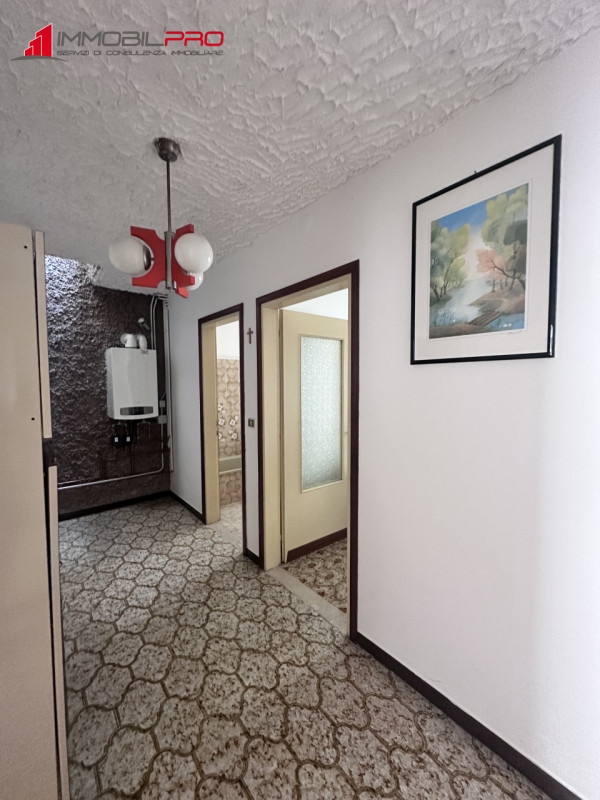 Nel cuore della tranquillità di Valdastico proponiamo in vendita una spaziosa casa a schiera di 1...