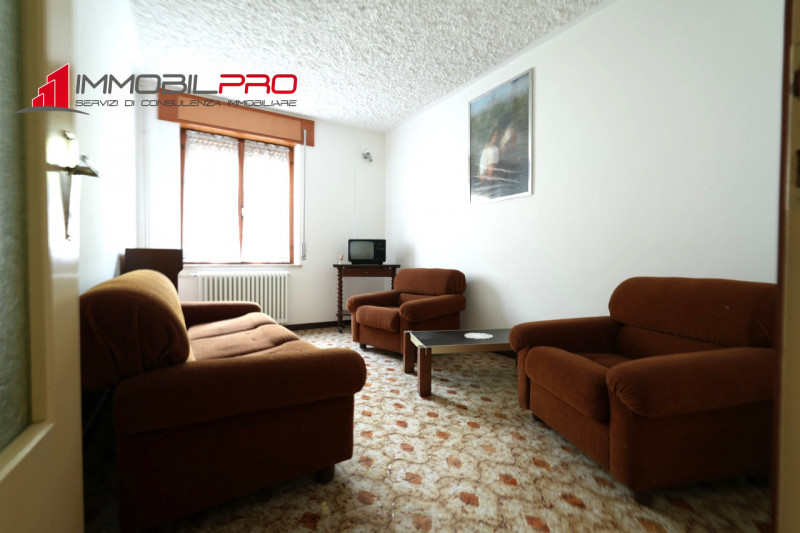 Nel cuore della tranquillità di Valdastico proponiamo in vendita una spaziosa casa a schiera di 1...