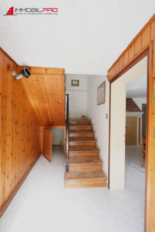 Nel cuore della tranquillità di Valdastico proponiamo in vendita una spaziosa casa a schiera di 1...