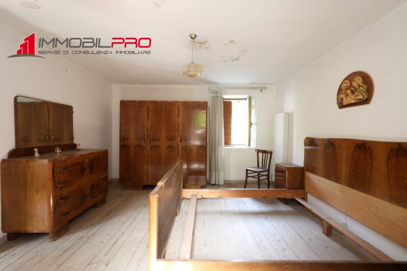 Nel cuore della tranquillità di Valdastico proponiamo in vendita una spaziosa casa a schiera di 1...