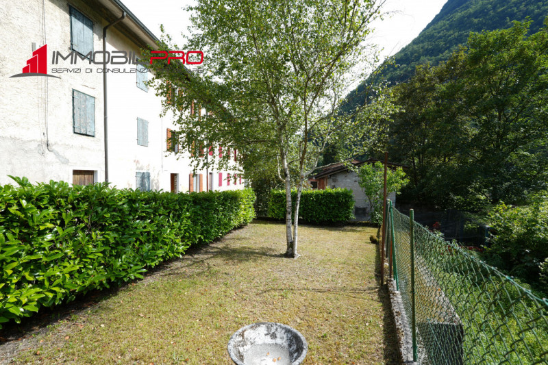 Nel cuore della tranquillità di Valdastico proponiamo in vendita una spaziosa casa a schiera di 1...