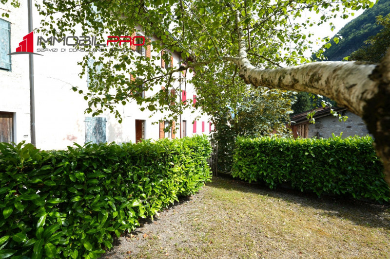 Nel cuore della tranquillità di Valdastico proponiamo in vendita una spaziosa casa a schiera di 1...