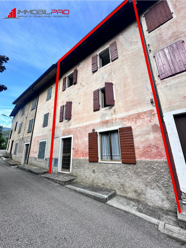Nel cuore della tranquillità di Valdastico proponiamo in vendita una spaziosa casa a schiera di 1...