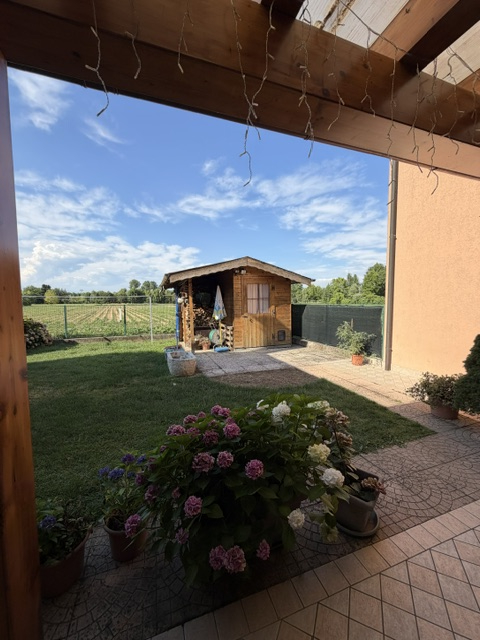 Villa del Conte: Vendesi Porzione centrale con ingresso indipendente e giardino privato con favol...