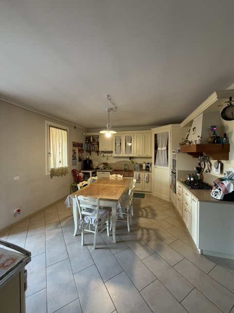 Villa del Conte: Vendesi Porzione centrale con ingresso indipendente e giardino privato con favol...