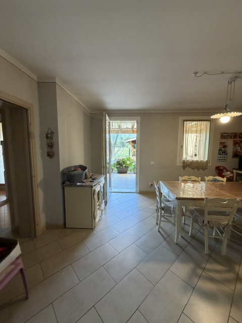 Villa del Conte: Vendesi Porzione centrale con ingresso indipendente e giardino privato con favol...
