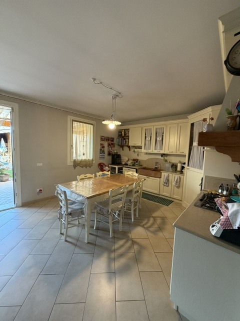 Villa del Conte: Vendesi Porzione centrale con ingresso indipendente e giardino privato con favol...
