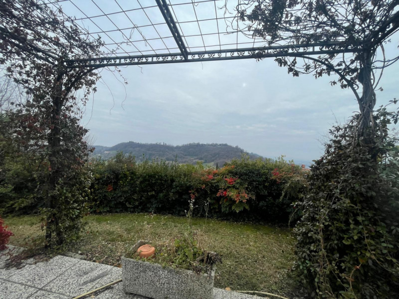 Scopri la tua nuova casa immersa nel verde in zona residenziale di Monteviale . Questa affascinan...