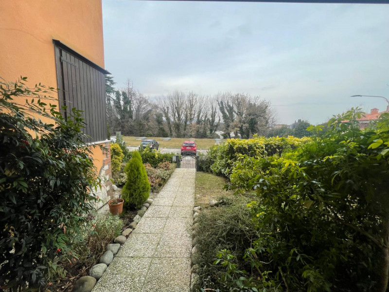 Scopri la tua nuova casa immersa nel verde in zona residenziale di Monteviale . Questa affascinan...