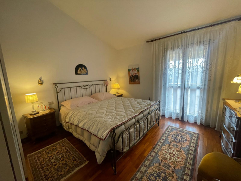 Scopri la tua nuova casa immersa nel verde in zona residenziale di Monteviale . Questa affascinan...
