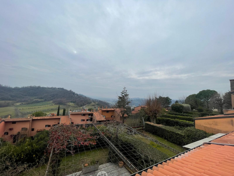 Scopri la tua nuova casa immersa nel verde in zona residenziale di Monteviale . Questa affascinan...