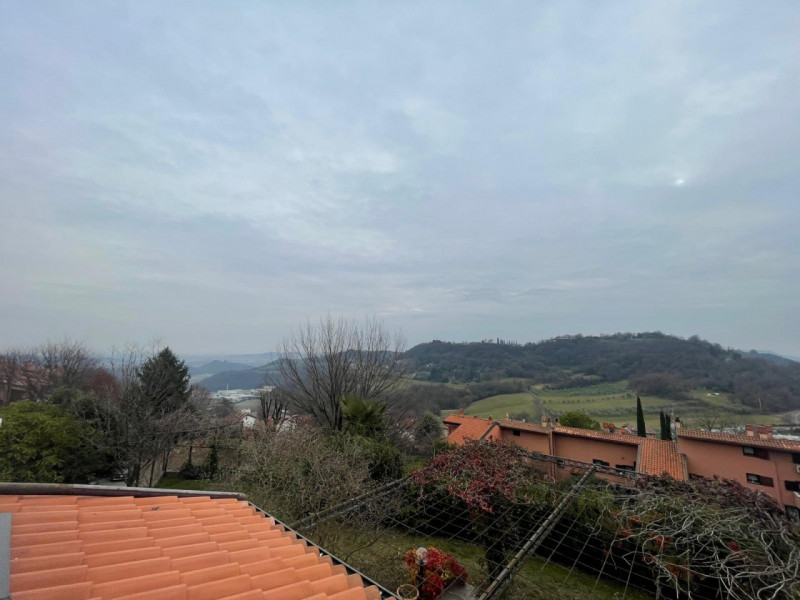 Scopri la tua nuova casa immersa nel verde in zona residenziale di Monteviale . Questa affascinan...