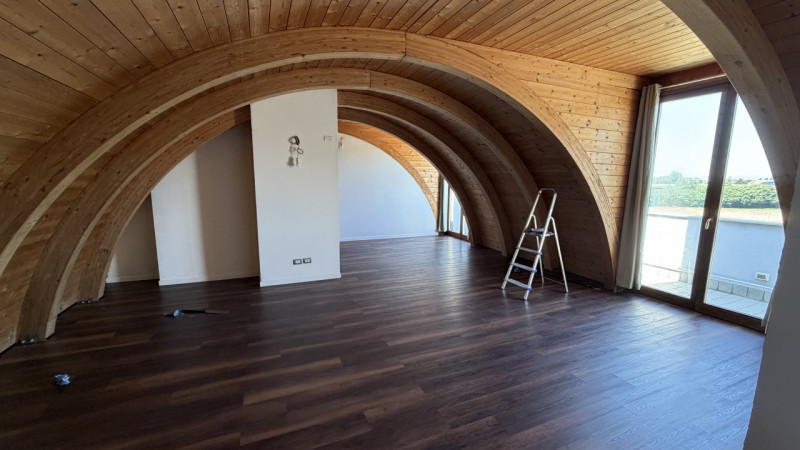 Scopri questo splendido appartamento quadrilocale situato nel cuore della zona Torre di Padova, l...