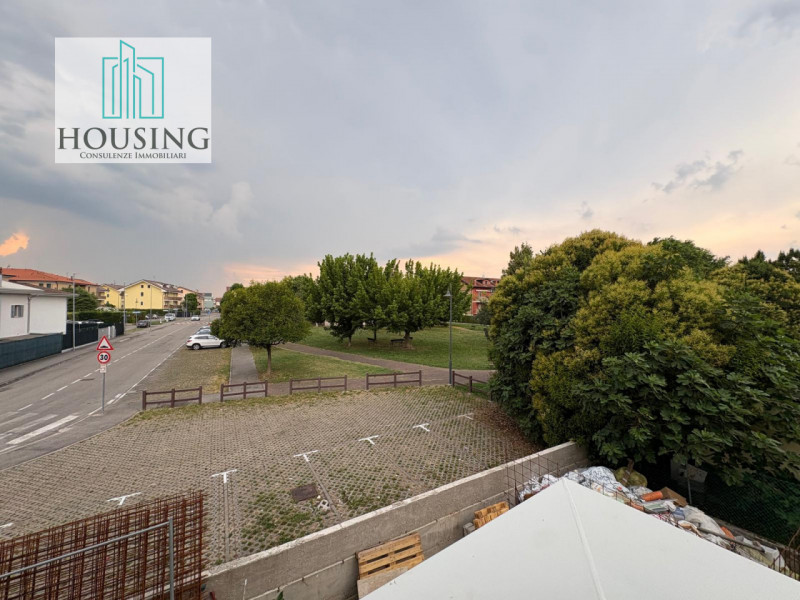 Nel cuore di un tranquillo e verdeggiante quartiere residenziale ad Albignasego, proponiamo in ve...