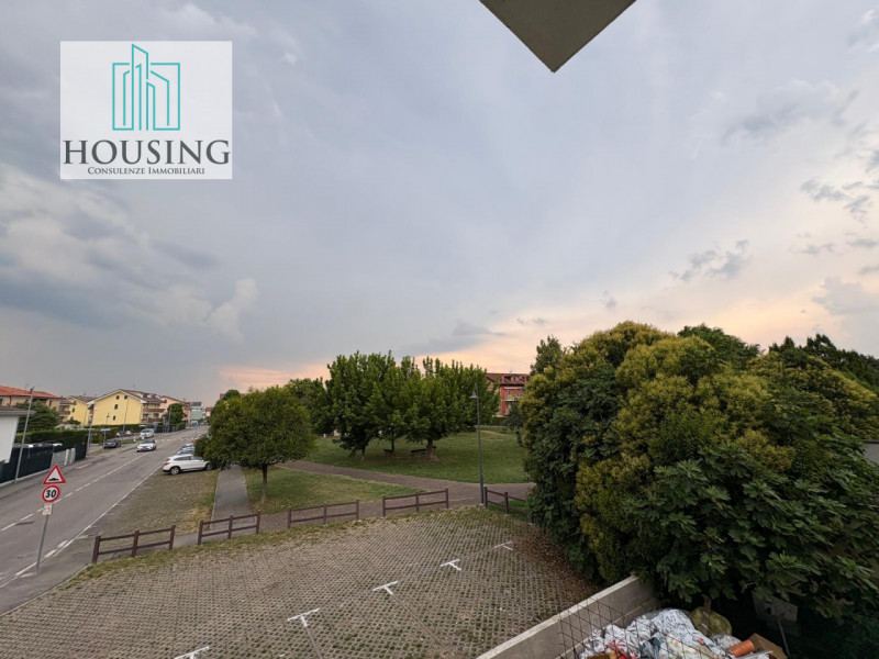 Nel cuore di un tranquillo e verdeggiante quartiere residenziale ad Albignasego, proponiamo in ve...