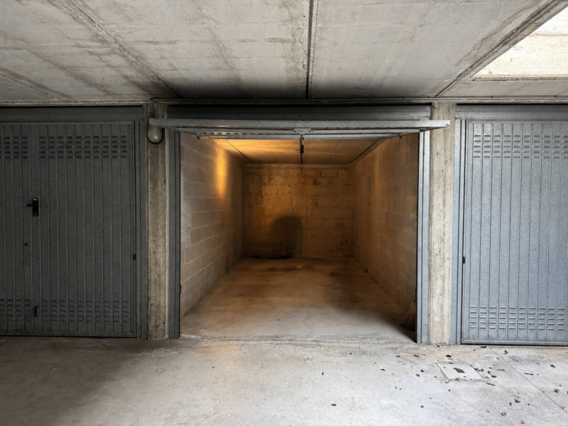 Proponiamo in vendita garage doppio situato nel centro storico di Monselice. Con una superficie d...