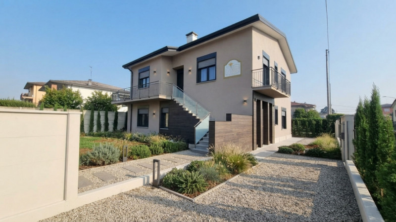 Opportunità di Investimento: Casa Singola con Due Appartamenti Indipendenti

Situata in una tranq...