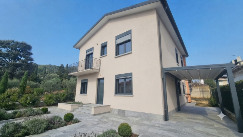 Opportunità di Investimento: Casa Singola con Due Appartamenti Indipendenti

Situata in una tranq...